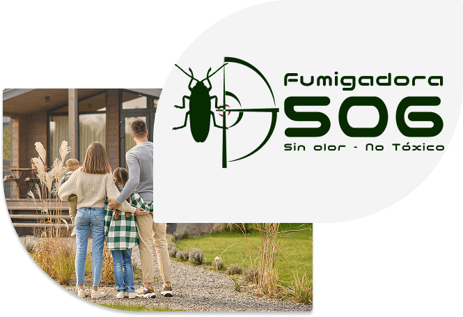 Familia frente a su casa protegida por Fumigadora 506, fumigación sin olor y no tóxica